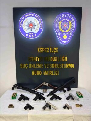 antalyada huzur operasyonu 7 ruhsatsiz tabanca ve muhimmat ele gecirildi VGuxt4QF.jpg