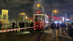 taksimde nostaljik tramvayda yangin BTARL6Ed.jpg